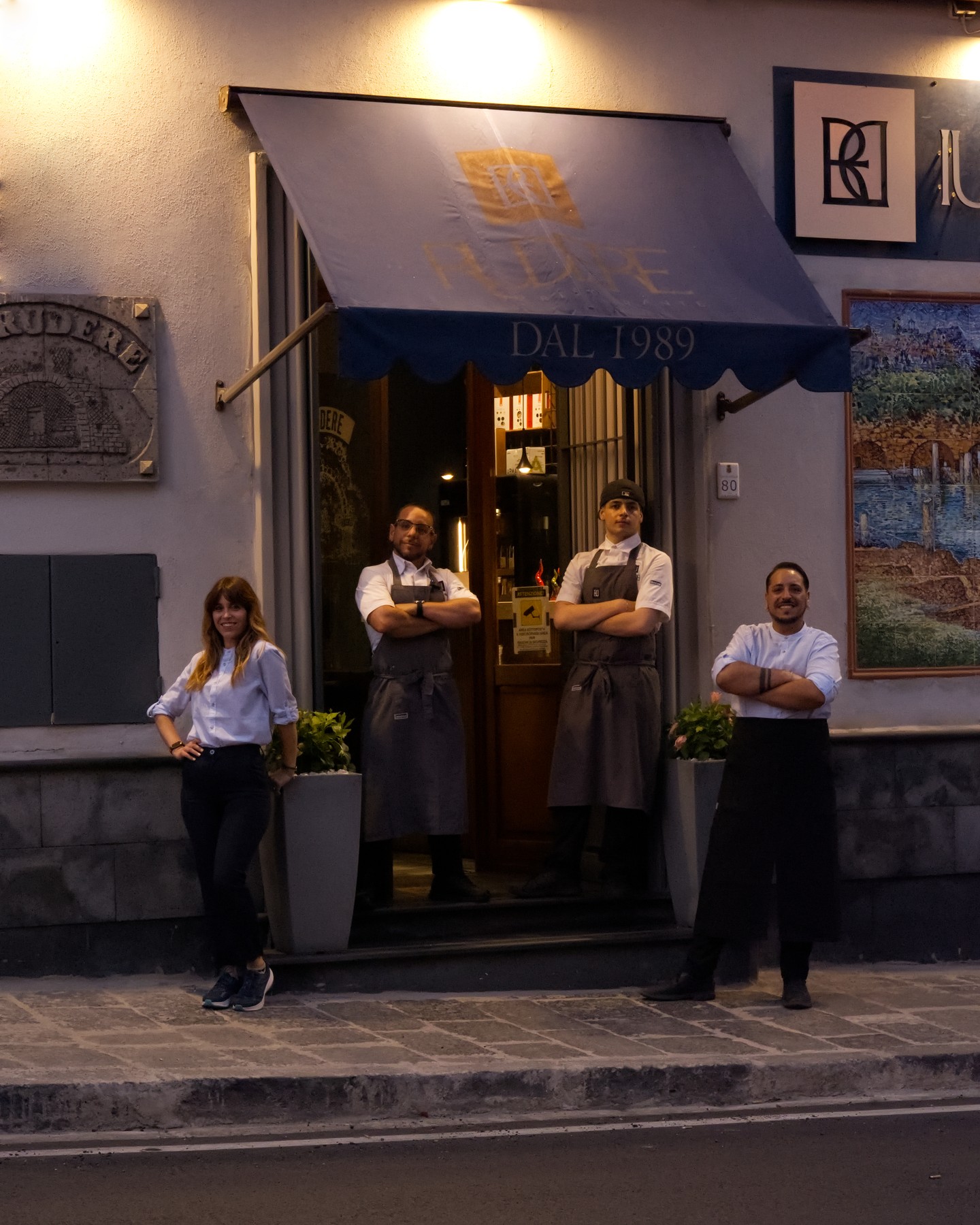 Il Rudere — lo staff davanti al ristorante